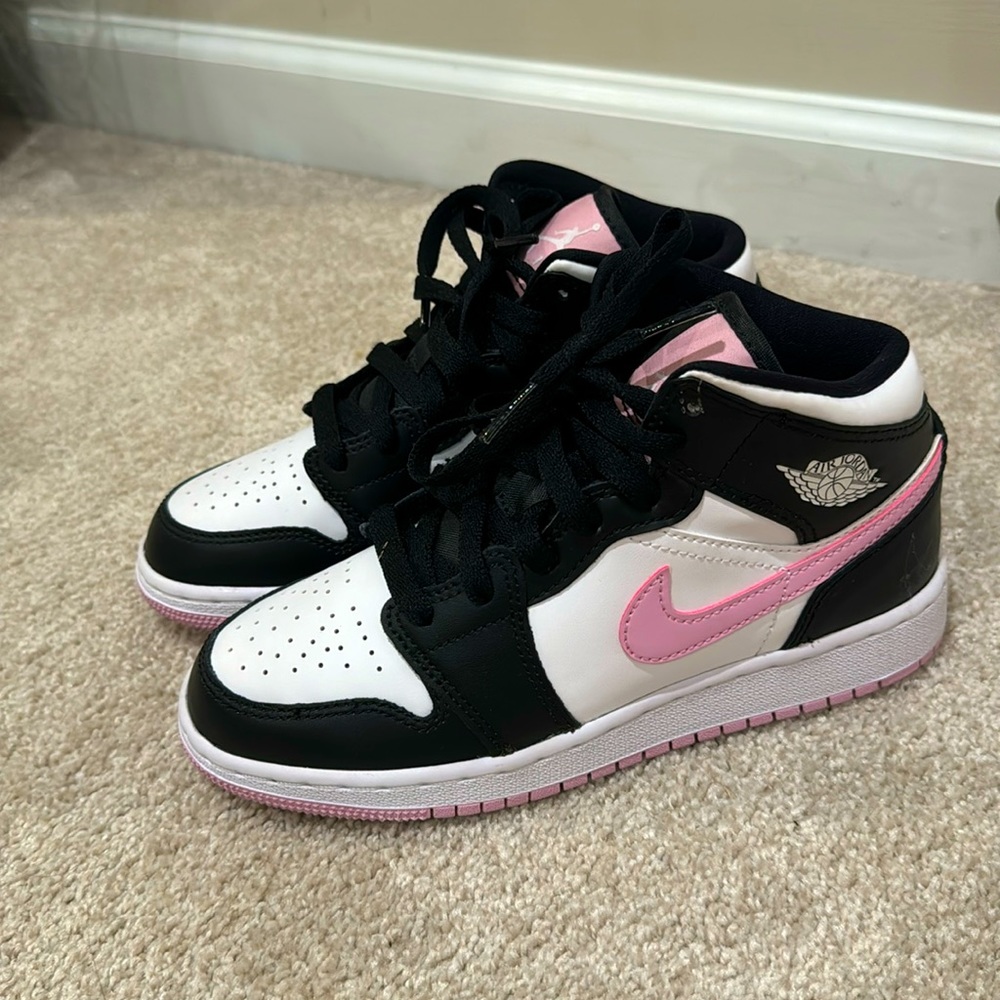 Black and pink Mid rise Jordan 1
